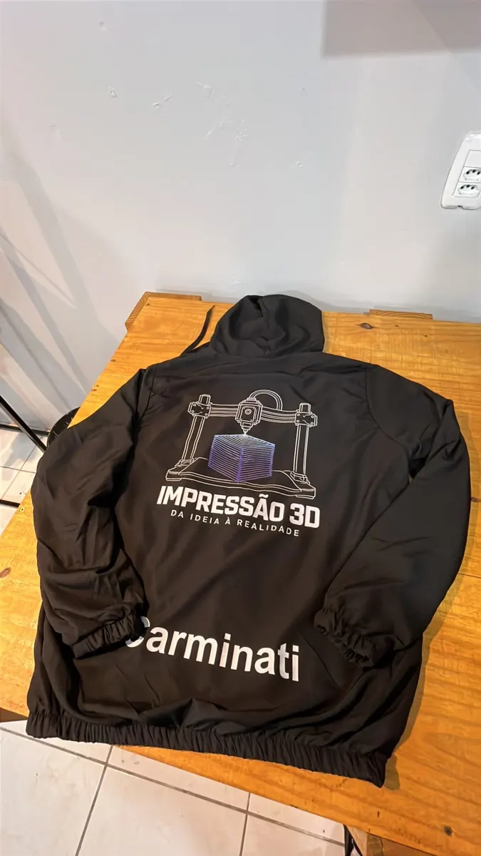 Jaqueta corta-vento preta com estampa Impressão 3D nas costas e o nome Carminati