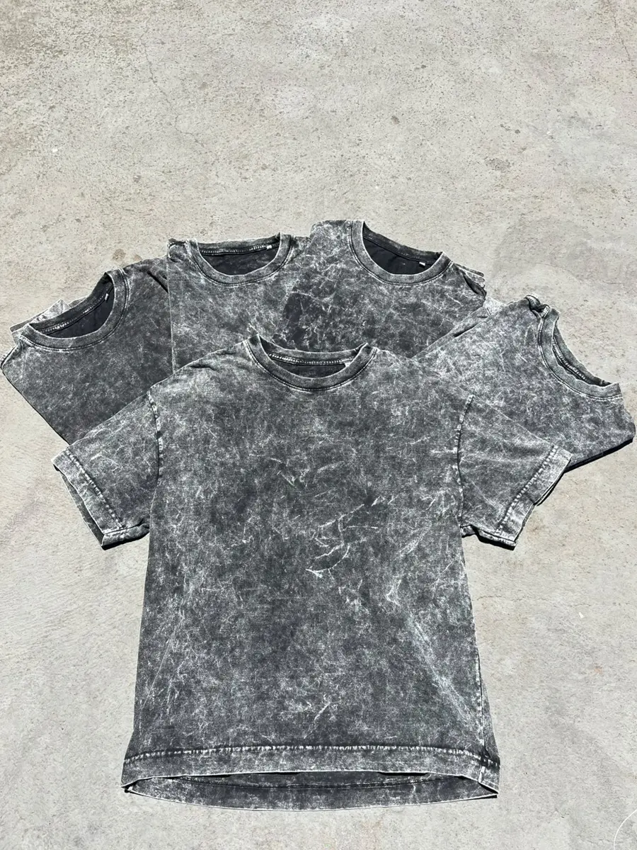 Lote de camisetas oversized lisas marmorizadas, cada uma com uma textura diferente