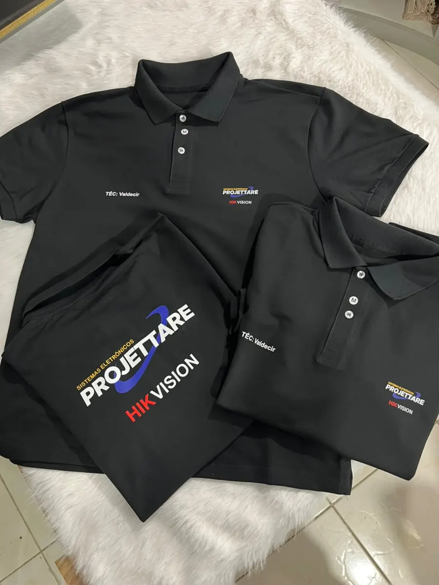 Camisas polo pretas da Projettare com logo no peito e nome do técnico
